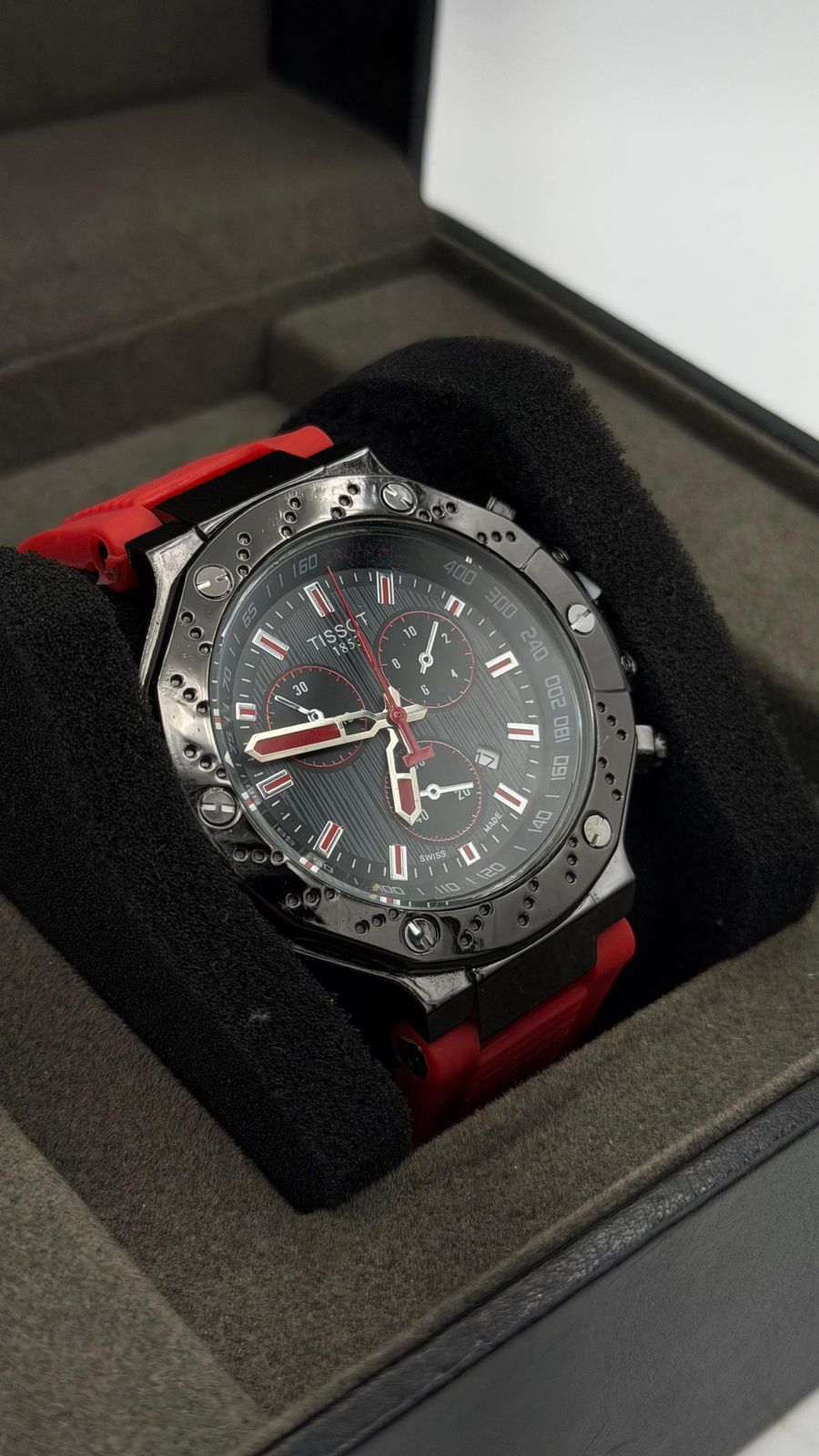TSST T RACE TABLERO NEGRO/PULSERA ROJA