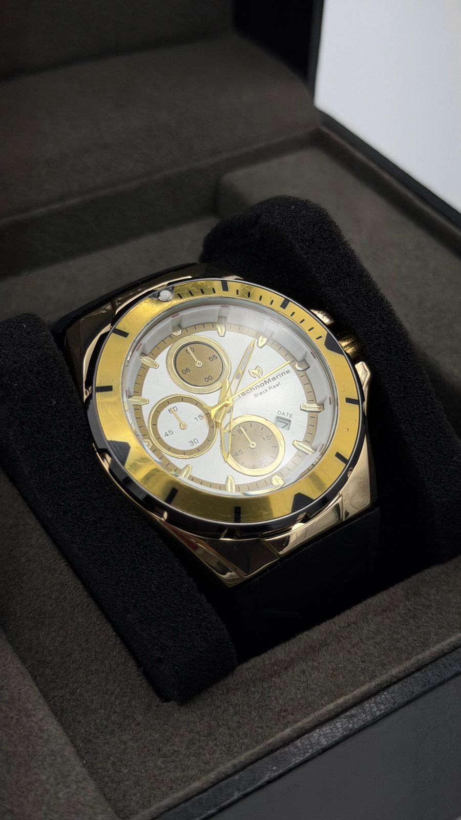 TM OCEAN TABLERO BLANCO DETALLES DORADOS /PULSERA NEGRA