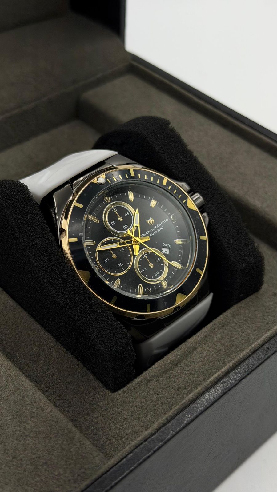 TM OCEAN TABLERO NEGRO DETALLES DORADOS /PULSERA BLANCA