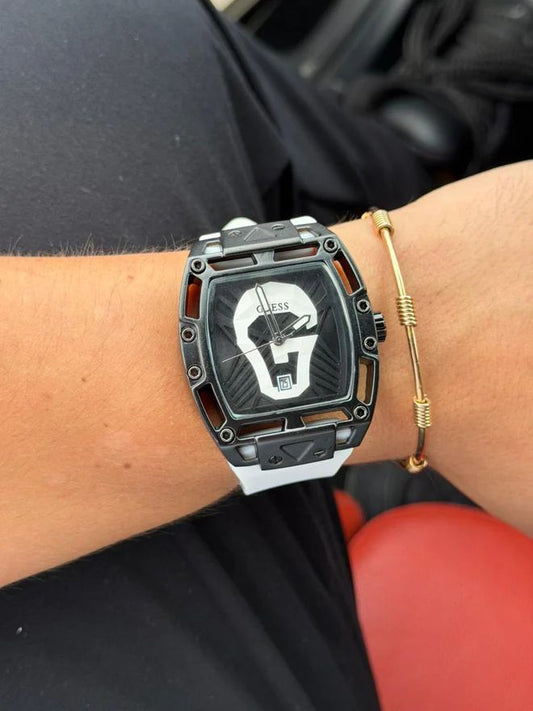 GUESS 010